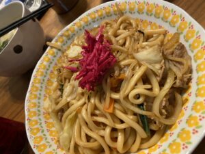 焼きうどんに乗せた手作り紅生姜