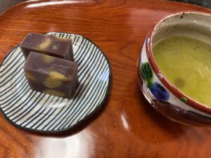 新栗の栗蒸し羊羹とお茶