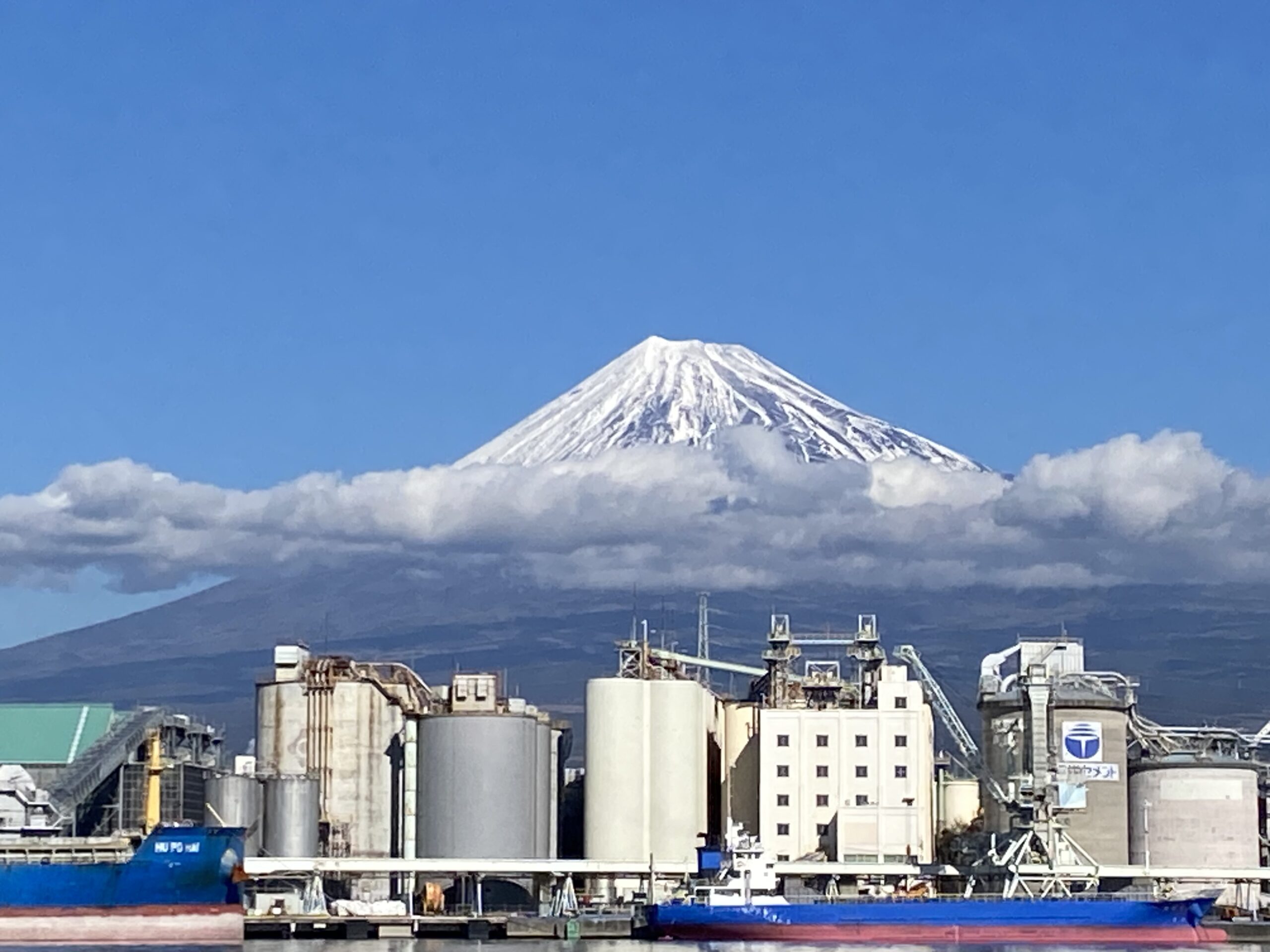 田子の浦漁港駐車場からの富士山